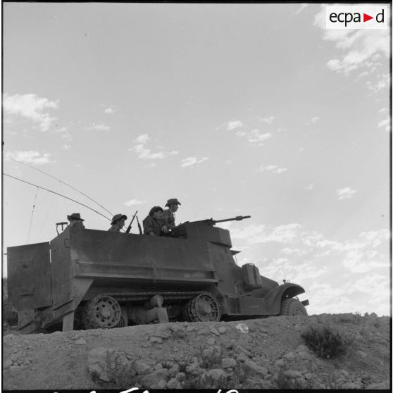 Un half-track du 1er bataillon de la 1re demi-brigade de fusiliers-marins (DBFM) en surveillance dans la région de Beni Menir.