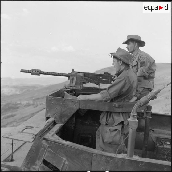 Surveillance du secteur de Beni Menir par deux soldats du 1er bataillon de la 1re demi-brigade de fusiliers-marins (DBFM) à bord d'un Half-track.