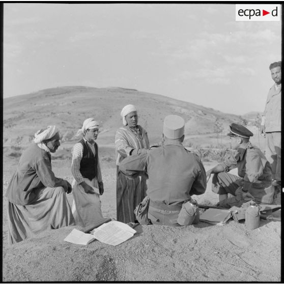 Un officier SAS de Beni Menir en conversation avec un habitant de la région.