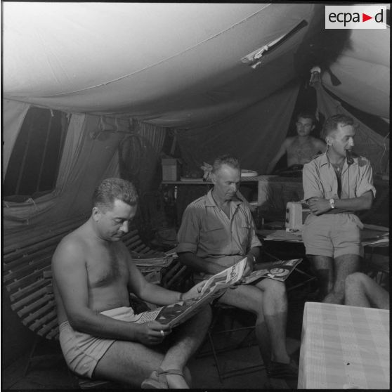 Des officiers du 1er bataillon de la 1re demi-brigade de fusiliers-marins (DBFM) dans leur foyer.