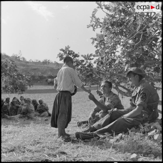 Un soldat du 1er bataillon de la 1re demi-brigade de fusiliers-marins (DBFM) offrant des bonbons.