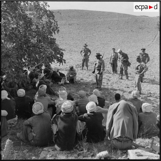 Le capitaine Delayen du 1er bataillon de la 1re demi-brigade de fusiliers-marins (DBFM) s'adressant à la population de Beni Menir.