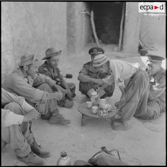 Un café offert aux fusiliers-marins du 1er bataillon de la 1re demi-brigade de fusiliers-marins (DBFM).