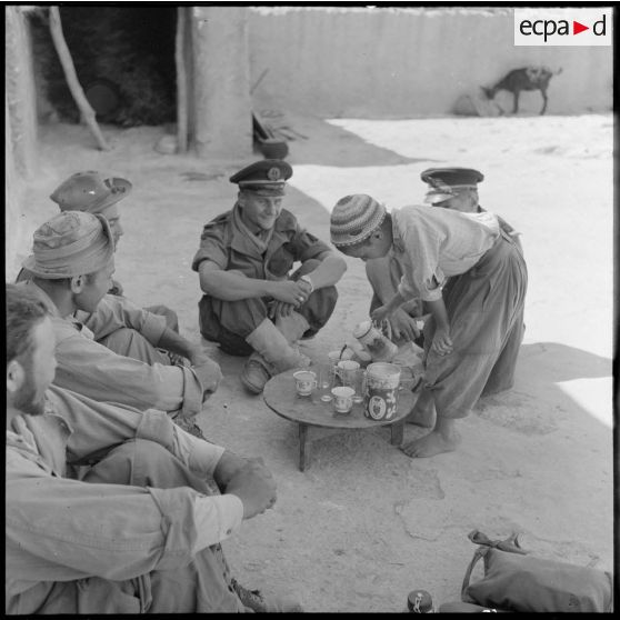 Un café offert aux fusiliers-marins du 1er bataillon de la 1re demi-brigade de fusiliers-marins (DBFM).