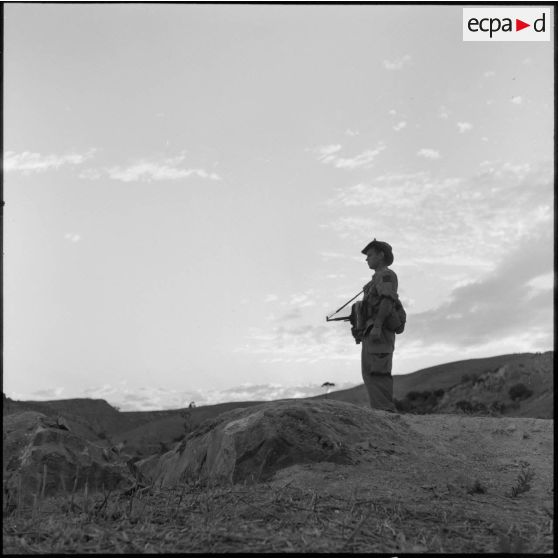 Une sentinelle du 1er bataillon de la 1re demi-brigade de fusiliers-marins (DBFM) surveillant le secteur de Beni Menir.