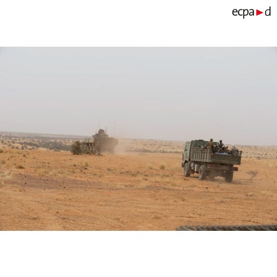 Un camion des forces armées maliennes (FAMa) progresse dans le désert à la suite d'un véhicule blindé de combat d'infanterie (VBCI) dans le Liptako, au Mali.