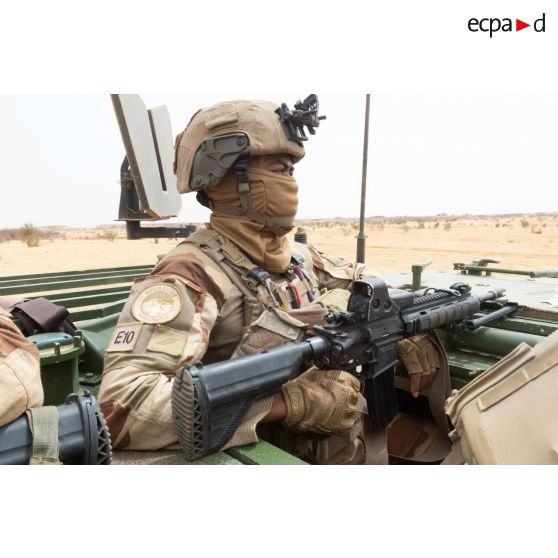 Un légionnaire du 2e régiment étranger d'infanterie (2e REI) surveille une zone à bord d'un véhicule blindé de combat d'infanterie (VBCI) dans le Liptako, au Mali.