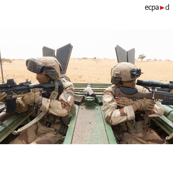 Des légionnaires du 2e régiment étranger d'infanterie (2e REI) surveillent la zone à bord d'un véhicule de combat d'infanterie (VBCI) dans le Liptako, au Mali.