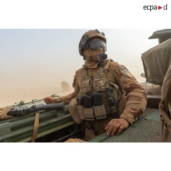 Un légionnaire du 2e régiment étranger d'infanterie (2e REI) traverse une tempête de sable à bord d'un véhicule blindé de combat d'infanterie (VBCI) dans le Liptako, au Mali.