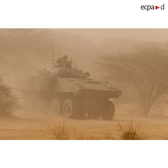 Un véhicule blindé de combat d'infanterie (VBCI) traverse une tempête de sable dans le Liptako, au Mali.