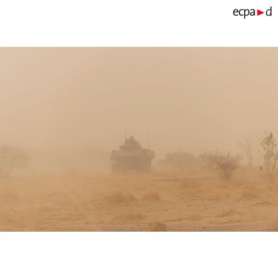 Un véhicule blindé de combat d'infanterie (VBCI) traverse une tempête de sable dans le Liptako, au Mali.