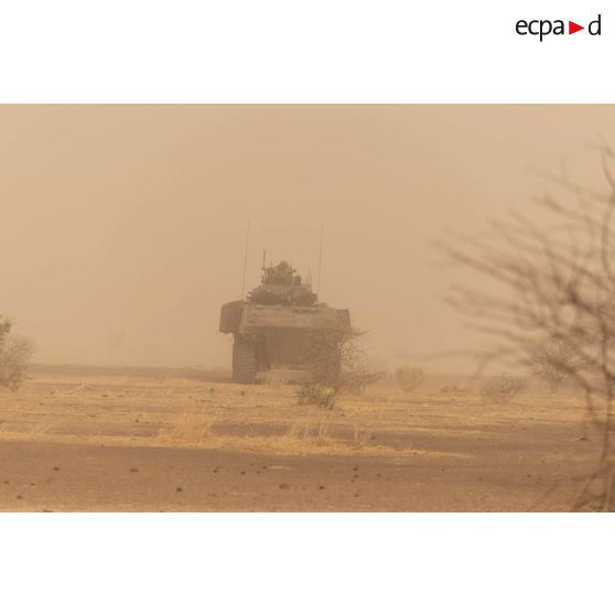 Un véhicule blindé de combat d'infanterie (VBCI) traverse une tempête de sable dans le Liptako, au Mali.