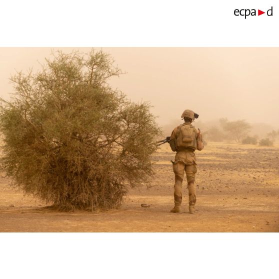 Un légionnaire du 2e régiment étranger d'infanterie (2e REI) surveille la zone lors d'une tempête de sable dans le Liptako, au Mali.