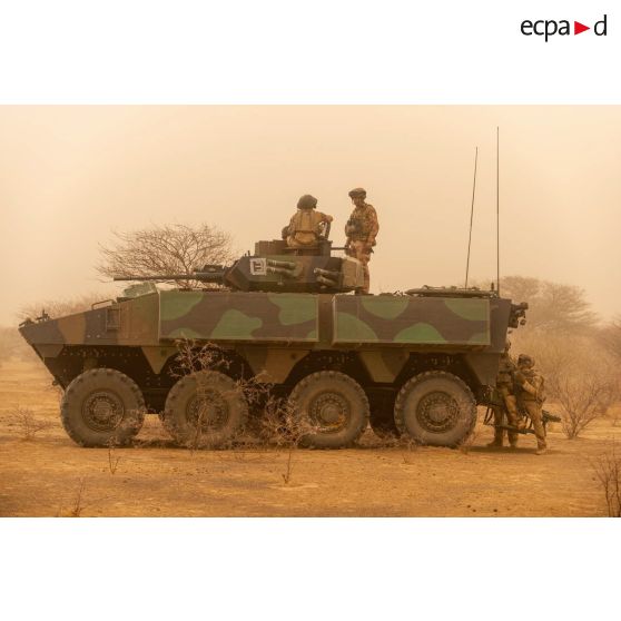 Des légionnaires du 2e régiment étranger d'infanterie (2e REI) traversent une tempête de sable à bord d'un véhicule blindé de combat d'infanterie (VBCI) dans le Liptako, au Mali.