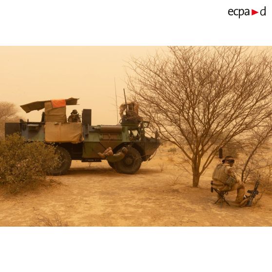 Des soldats se reposent à bord de leur VAB lors d'une tempête de sable dans le Liptako, au Mali.