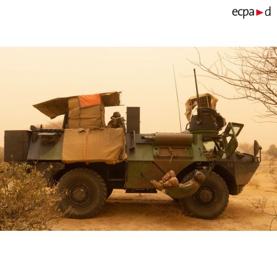 Des soldats se reposent à bord de leur VAB lors d'une tempête de sable dans le Liptako, au Mali.