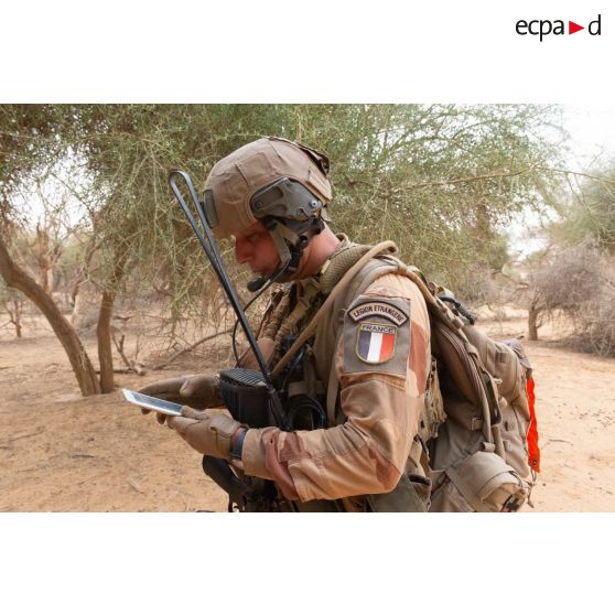 Un chef de groupe du 2e régiment étranger d'infanterie (2e REI) consulte une carte numérique lors du ratissage d'une forêt dans le Liptako, au Mali.