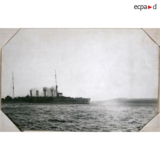 Lemnos le 11 Mars 1915 : Le Dublin (anglais) partant rejoindre l'escadre des Dardanelles. La coque de ce croiseur est maquillée. [Légende d'origine]