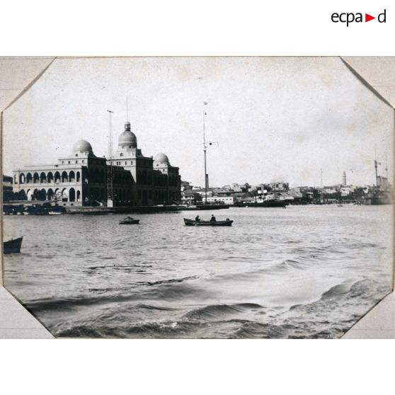 Port Saïd le 13 Mars 1915 : L'amirauté et le d'Entrecasteaux vus d'un hublot du Saint-Louis à son arrivée au mouillage. [Légende d'origine]