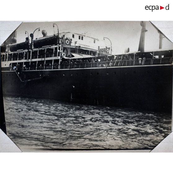 Port Saïd le 19 Mars 1915: Passagers d'un paquebot anglais acclamant l'équipage du Saint-Louis à son passage dans le canal. [Légende d'origine]