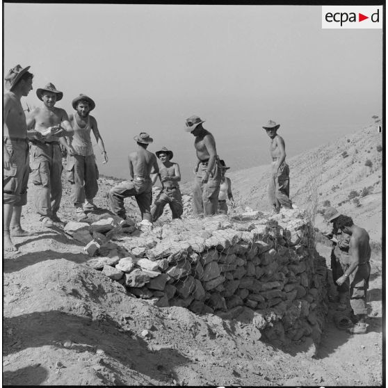 Elargissement de la piste. On emplit les gabions.