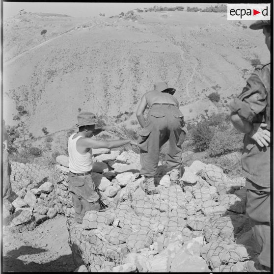 Elargissement de la piste. On emplit les gabions.