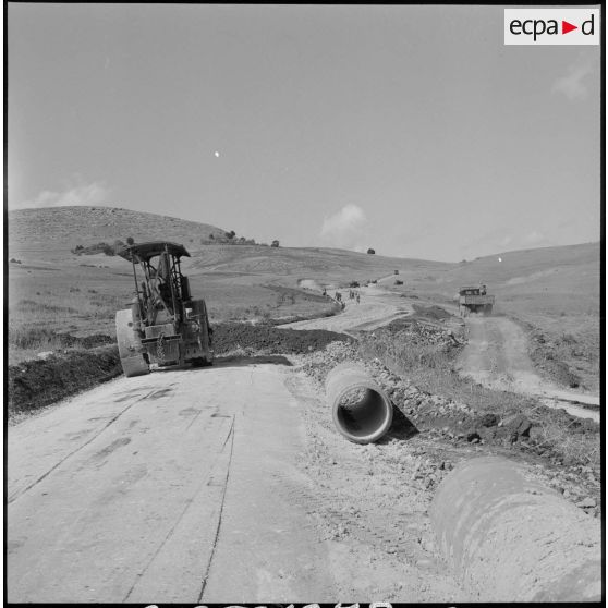 Un engin de terrassement sur la piste en construction.