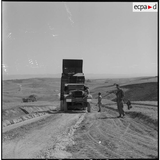 Sur le chantier de la piste qui doit relier Montagnac à Saint Honaine et Nédroma, un camion benne décharge sa cargaison.