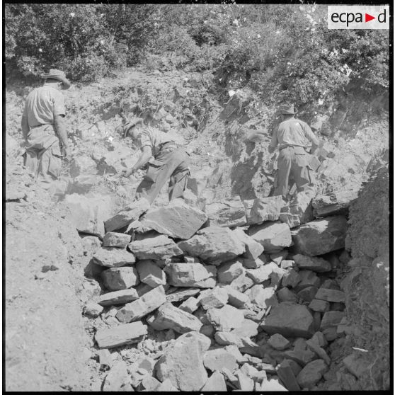 Réparation d'une piste coupée par les HLL.