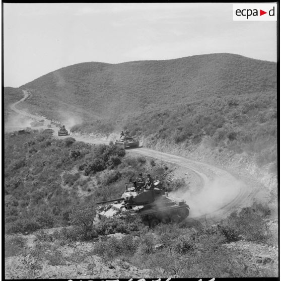 Une colonne de chars du 2e RSA se déplace dans le djebel oranais.