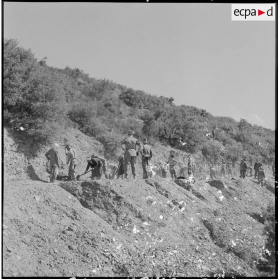 Réparation d'une piste coupée par les HLL.