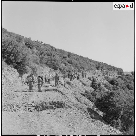 Réparation d'une piste coupée par les HLL.