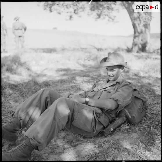 Le soldat Valleton prend quelques minutes de repos avant de reprendre la progression dans le djebel.