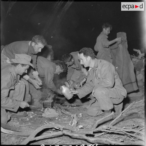 Les soldats de la 1re compagnie du 1/51e régiment d'infanterie (RI) préparent le petit déjeuner au petit matin.