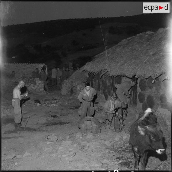 Le capitaine Froment, les soldats Bega et Grunig, à la radio, le matin avant le départ de la compagnie.