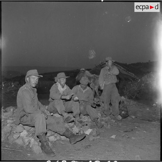 Les soldats Mignonneau, Biaud, Courdec et Longueville prennent leur petit déjeuner.