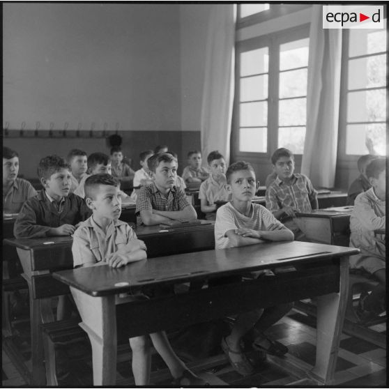 De jeunes garçons d'une école moderne de Bougie écoutent la leçon.