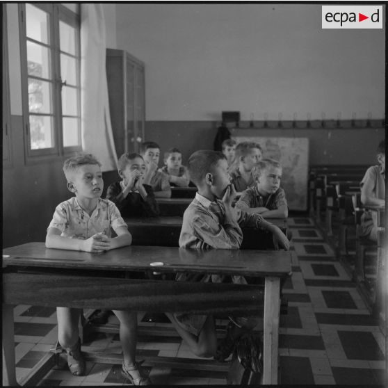 Les jeunes élèves écoutent la leçon.