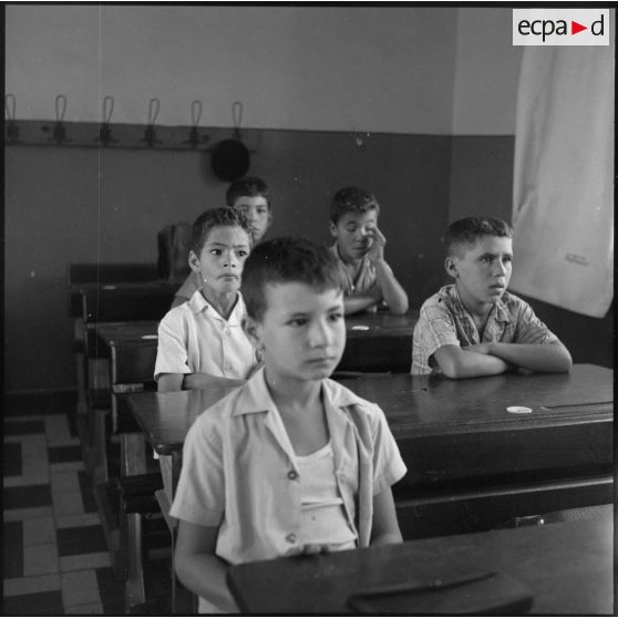 Les jeunes garçons écoutent attentivement la leçon.