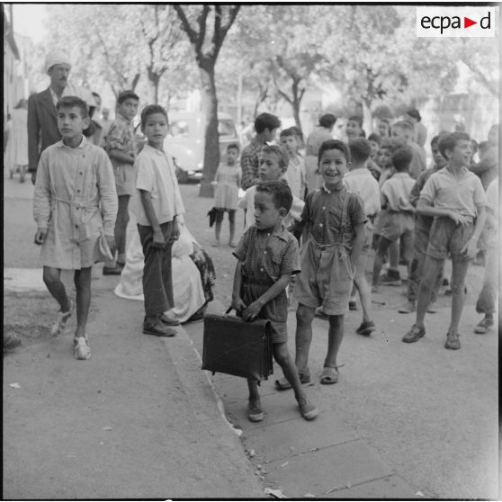 Portrait d'un jeune écolier à la sortie de l'école.