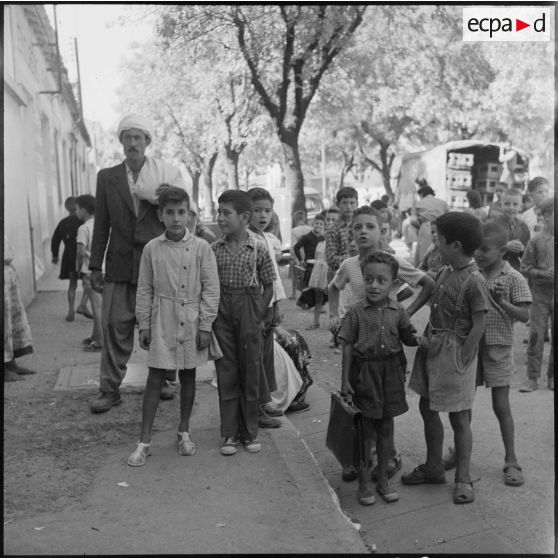 Portrait d'un groupe d'écoliers à la sortie de l'école.