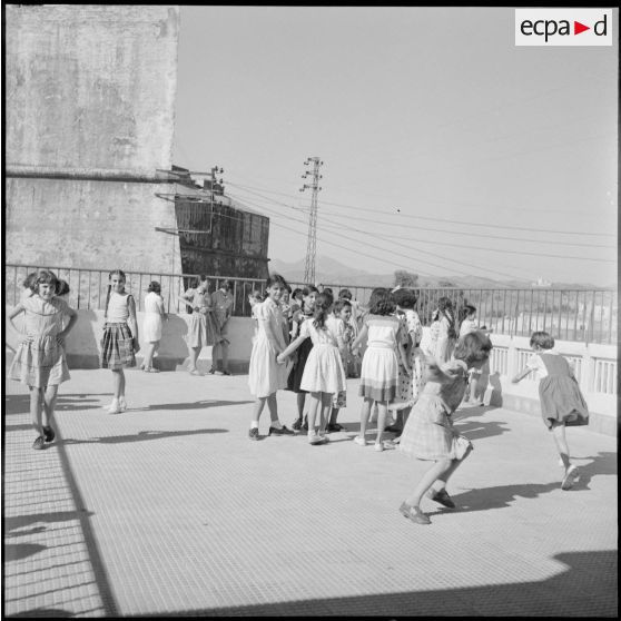 Les jeunes filles jouent dans la cour de récréation.