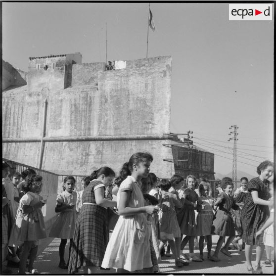 Vue du mur d'un fort depuis la cour de récréation d'une école moderne à Bougie.