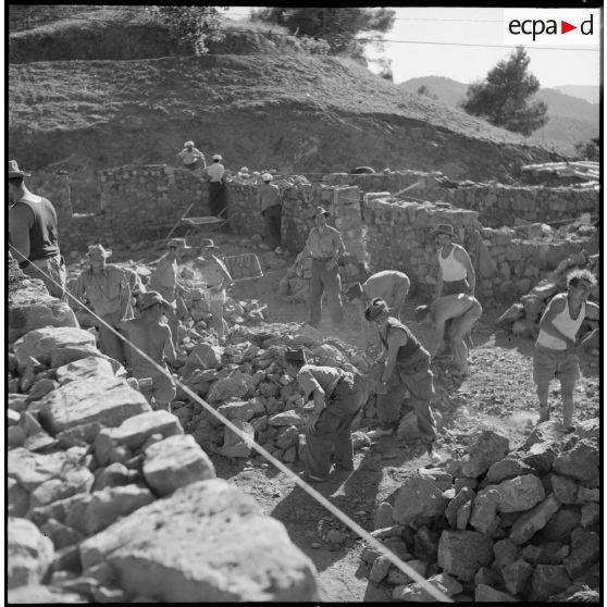 Les soldats de la 3/131e régiment d'infanterie (RI) répartissent les pierres destinées aux différents ouvrages en cours de construction à Bou-Caïd.