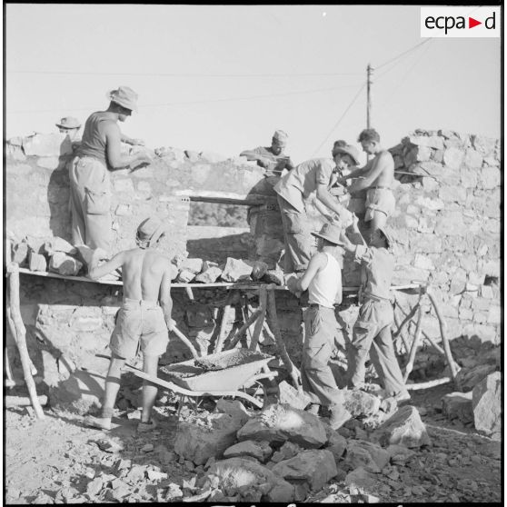 Construction d'un mur par les soldats de la 3/131e régiment d'infanterie (RI) à Bou-Caïd.