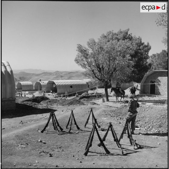 Les soldats de la 3/131e régiment d'infanterie (RI) construisent des baraquements.