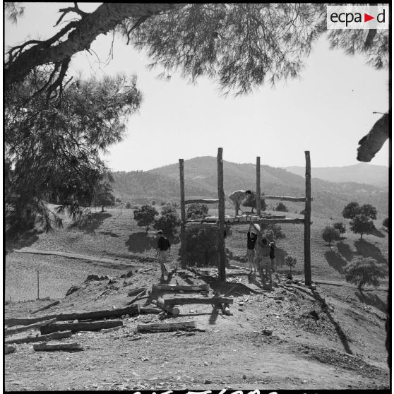 Elevation d'une structure en bois par les soldats de la 3/131e régiment d'infanterie (RI) dans les environs de Bou-Caïd.