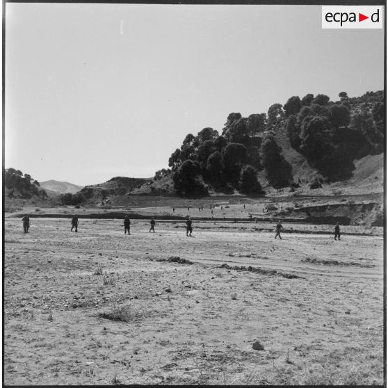 Une patrouille de la 3/131e régiment d'infanterie (RI) progresse dans les environs de Bou-Caïd.