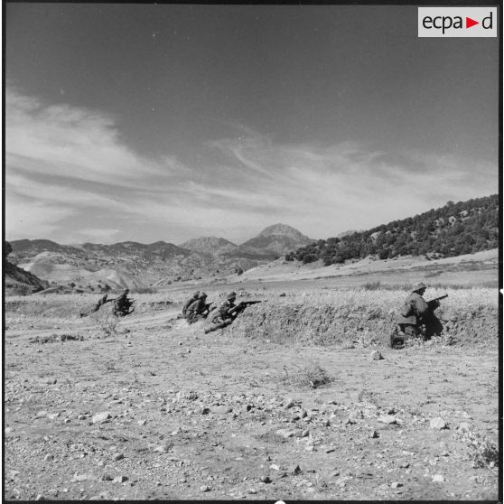 Une patrouille de la 3/131e régiment d'infanterie (RI) en position de surveillance dans les environs de Bou-Caïd.