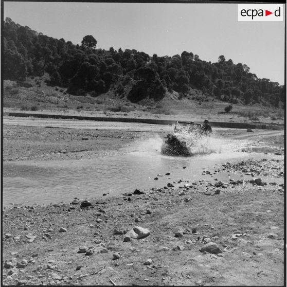 Un convoi de la 3/131e régiment d'infanterie (RI) traverse ce qui ressemble à un oued dans les environs de Bou-Caïd.